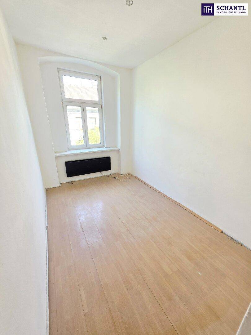 Kleiner, heller Raum mit Holzboden und Fenster, das viel Tageslicht hereinlässt.