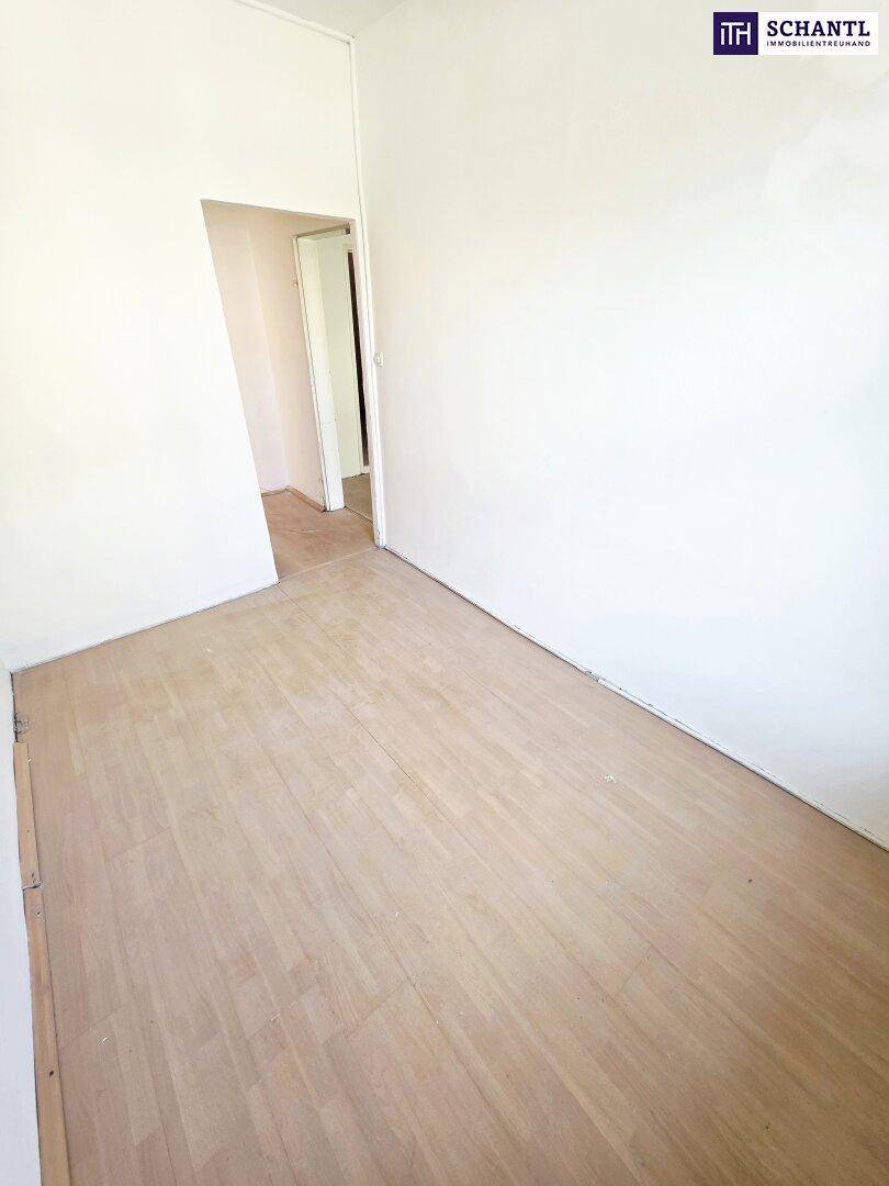 Leerer Raum mit Holzboden und weiß gestrichenen Wänden, bereit für individuelle Gestaltung.