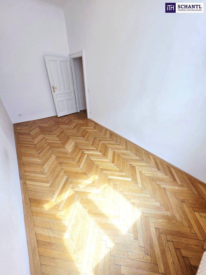 Geräumiges Zimmer mit Fischgrätparkett und weiß gestrichenen Wänden, bereit zur individuellen Gestaltung.