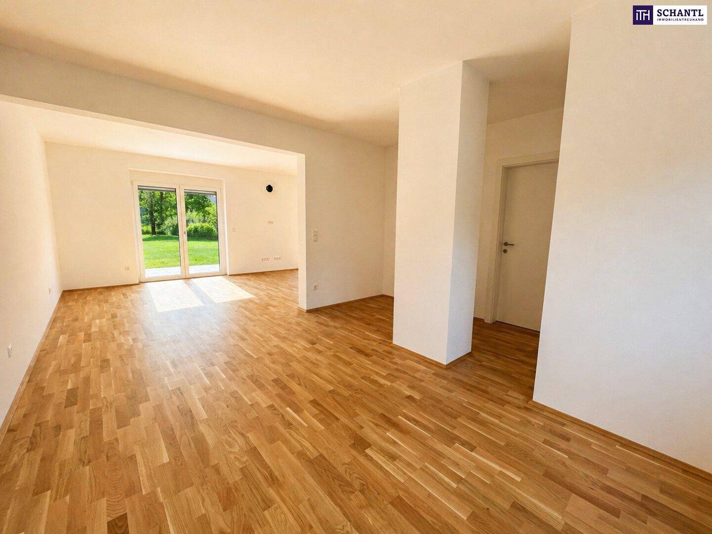 Helles Wohnzimmer mit neuem Eichenparkettboden und großen Glastüren zum Garten, lichtdurchflutet.