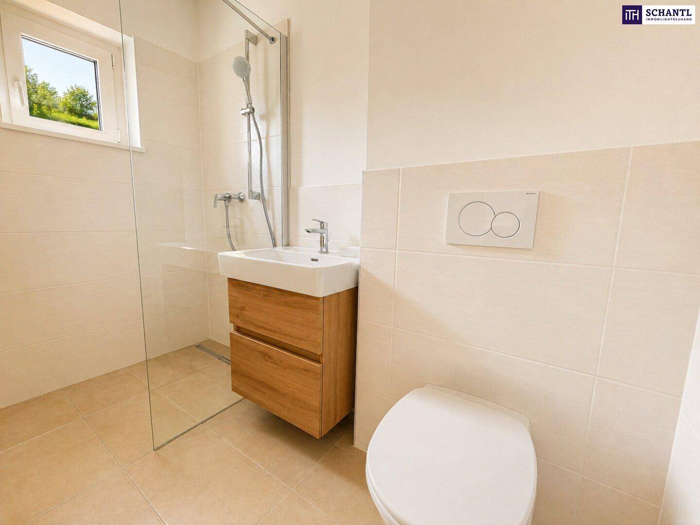 Modernes Badezimmer mit beigen Fliesen, ebenerdiger Dusche, Holzwaschtisch und Fenster für Tageslicht.