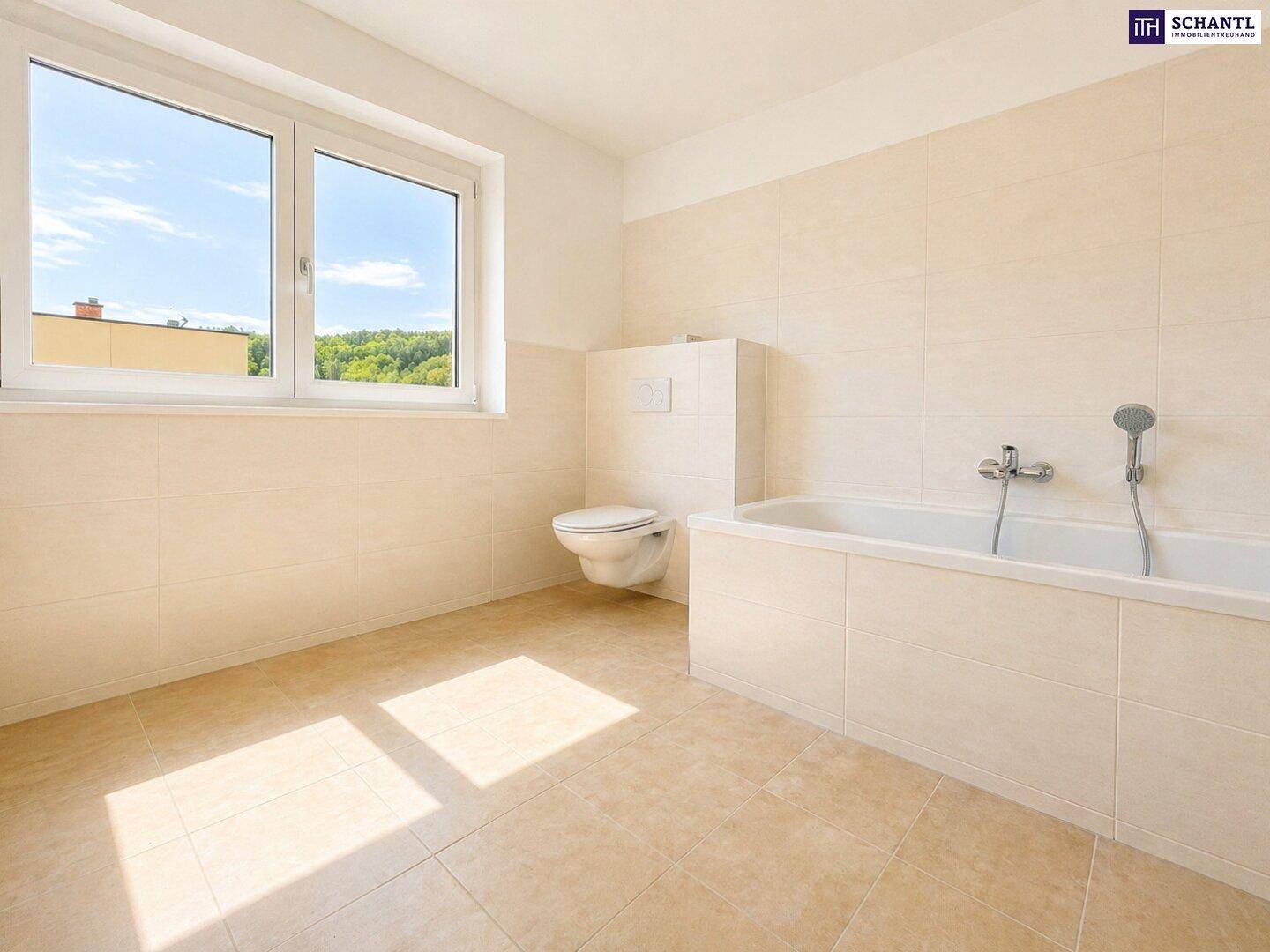 Helles Badezimmer mit beigen Fliesen, Badewanne, wandhängendem WC und großem Fenster.