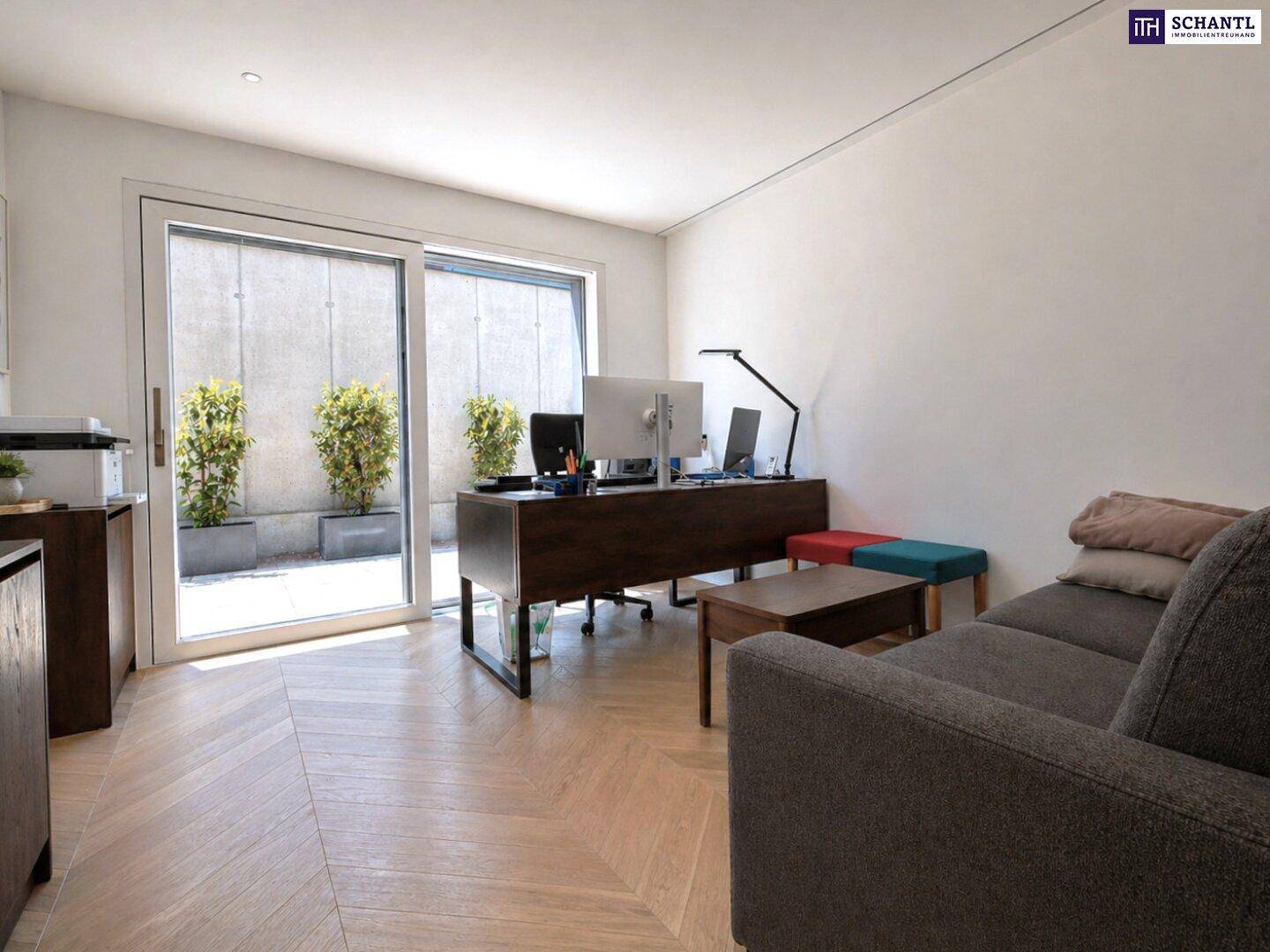 Helles Büro mit Schiebetür zum Außenbereich und modernem Arbeitsplatz.