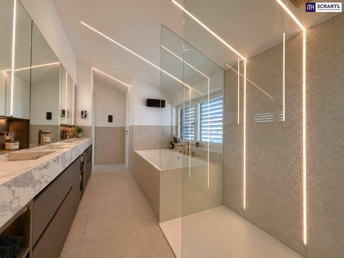 Modernes Badezimmer mit Doppelwaschbecken, Badewanne und großer begehbarer Dusche.