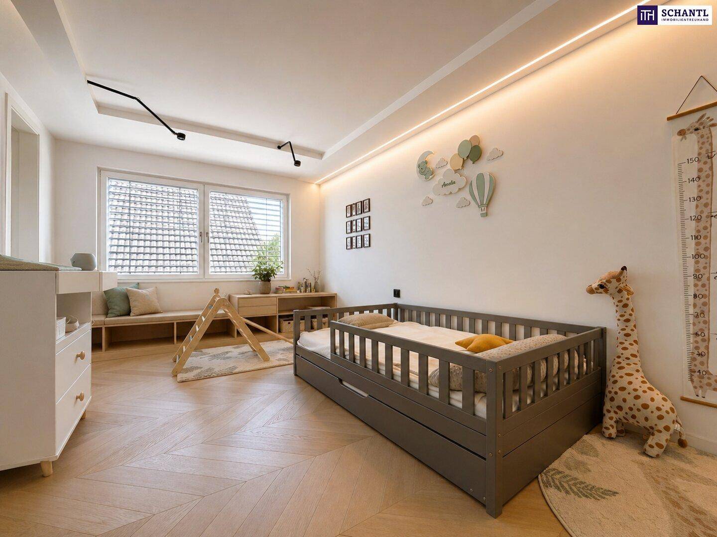 Freundliches Kinderzimmer mit Spielbereich, Parkettboden und viel Tageslicht.