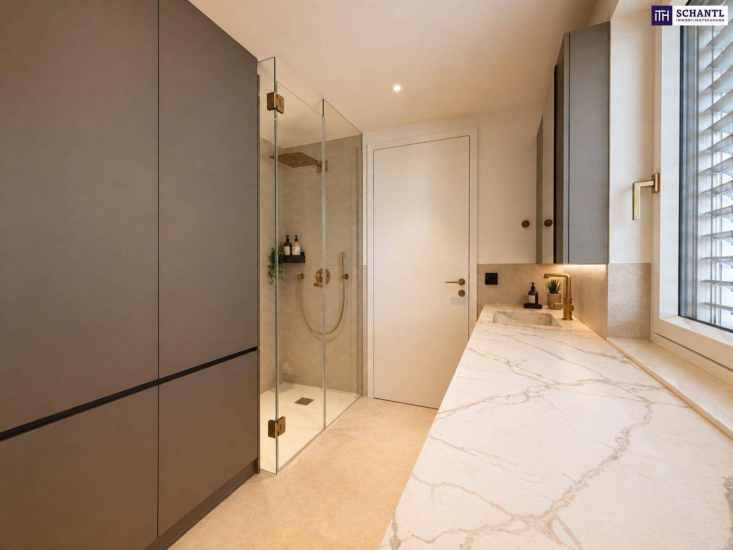 Modernes Badezimmer mit begehbarer Dusche, Marmorwaschtisch und Fenster für Tageslicht.
