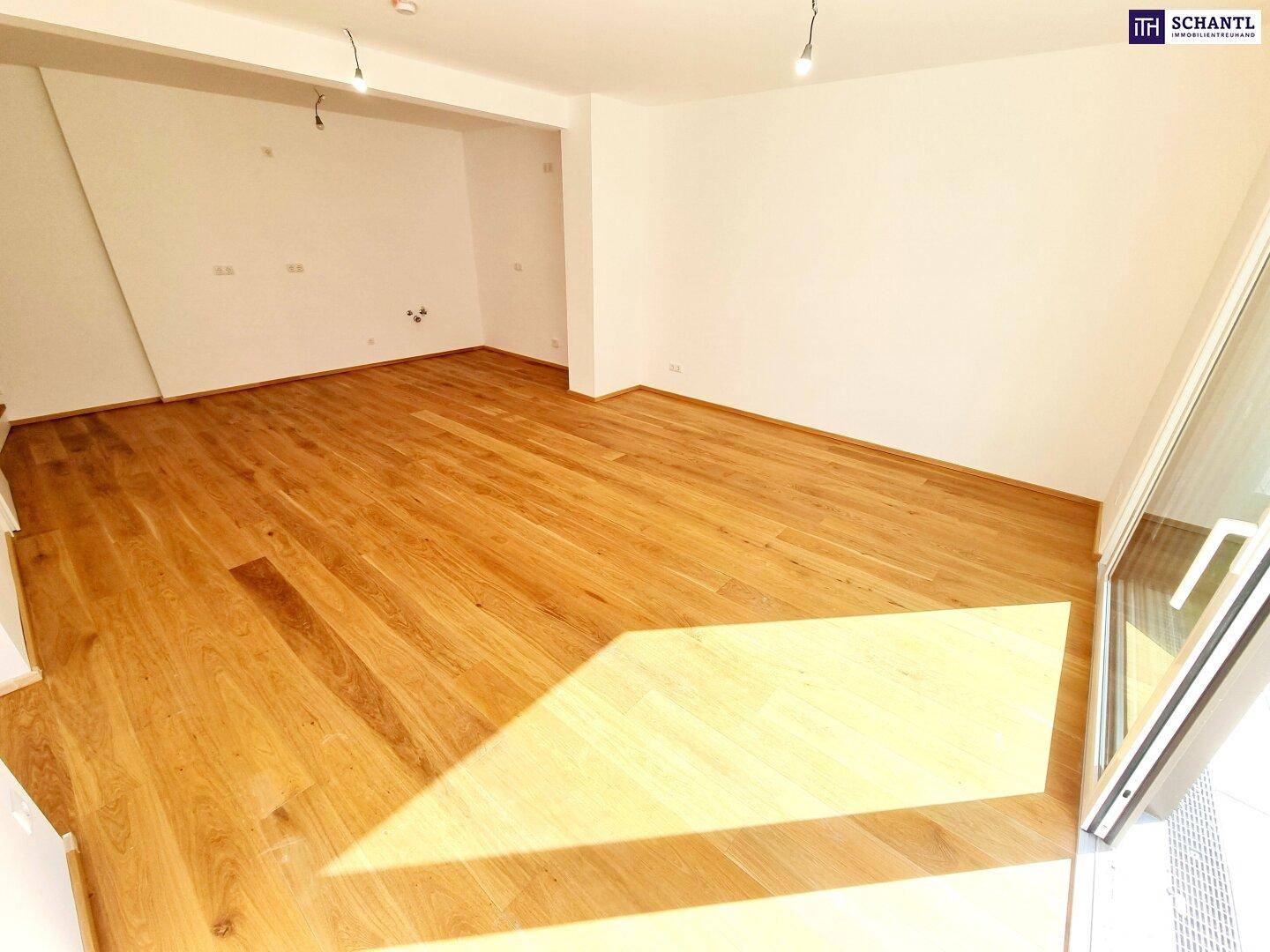 Geräumiger, heller Wohnbereich mit Holzboden und viel Potenzial zur Gestaltung.