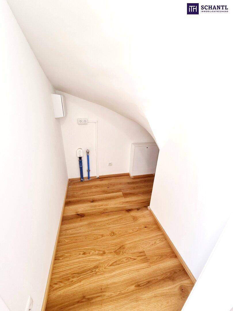 Kleiner Abstellraum im Dachgeschoss mit Anschlüssen und schräger Decke.