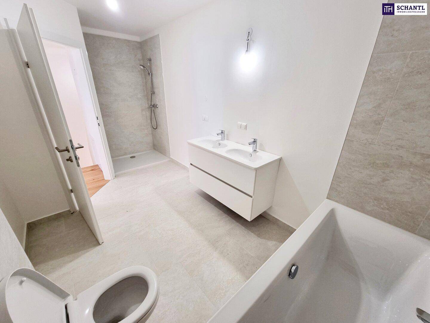 Geräumiges Badezimmer mit Doppelwaschbecken, Dusche und Badewanne.