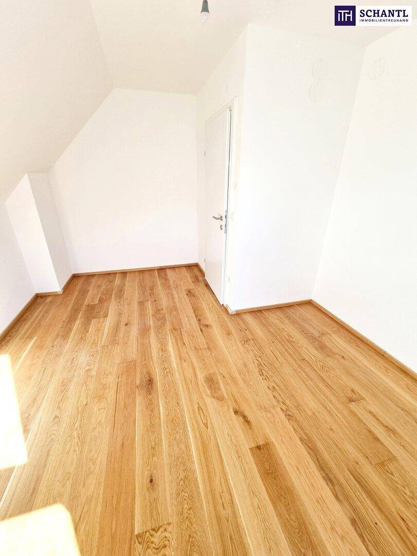 Dachgeschosszimmer mit Holzboden und weiß gestrichenen Wänden, vielseitig nutzbar.