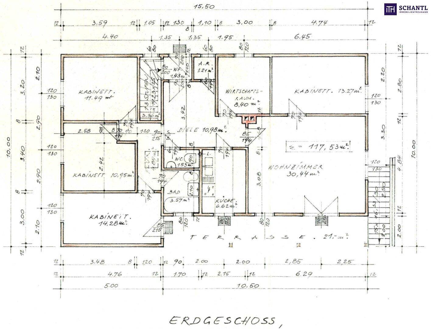 Grundriss des Erdgeschosses mit Wohnzimmer, Küche und mehreren Zimmern sowie Terrasse.