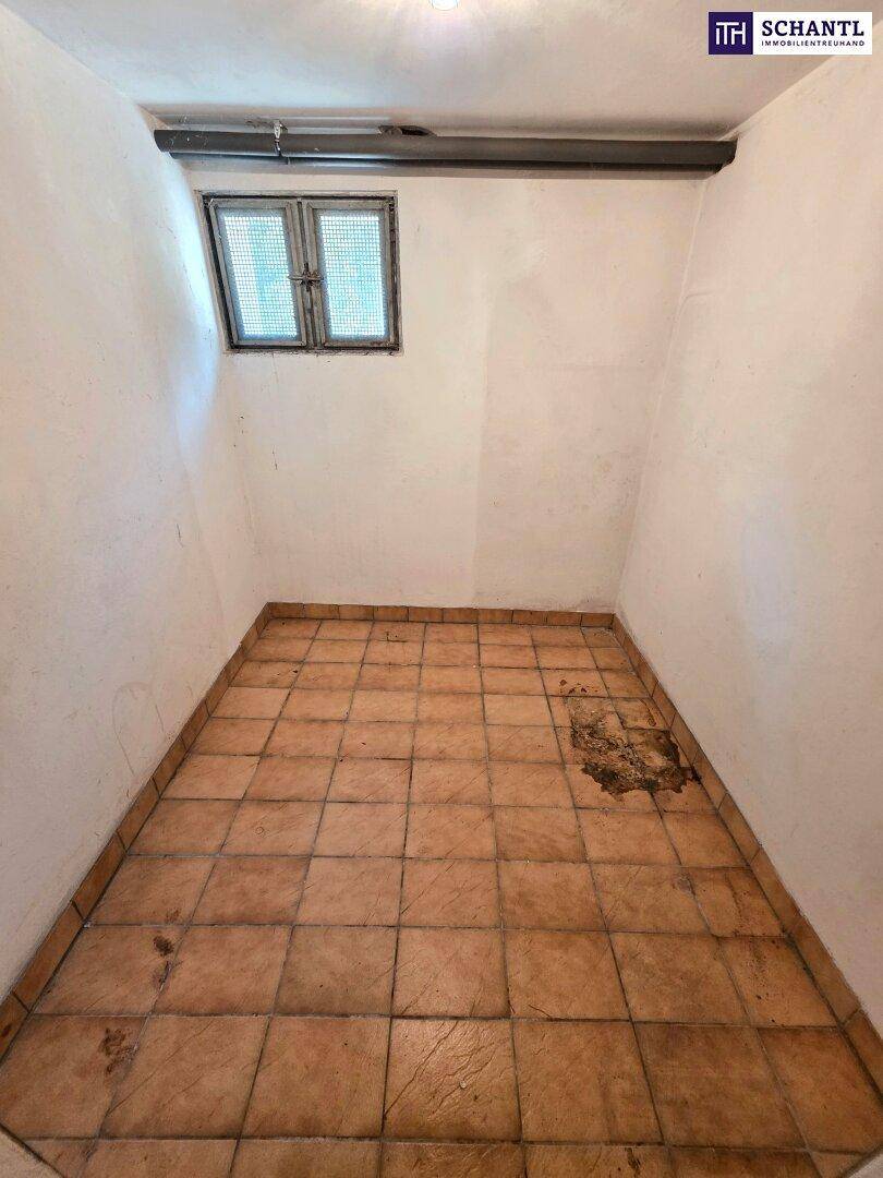 Kleiner Abstellraum im Keller mit Fliesenboden und einem Fenster, geeignet für diverse Lagerzwecke.