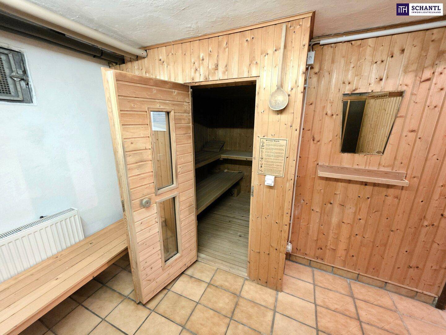 Gemütliche Sauna mit Holzvertäfelung, Sitzbänken und einem kleinen Fenster für Entspannung.