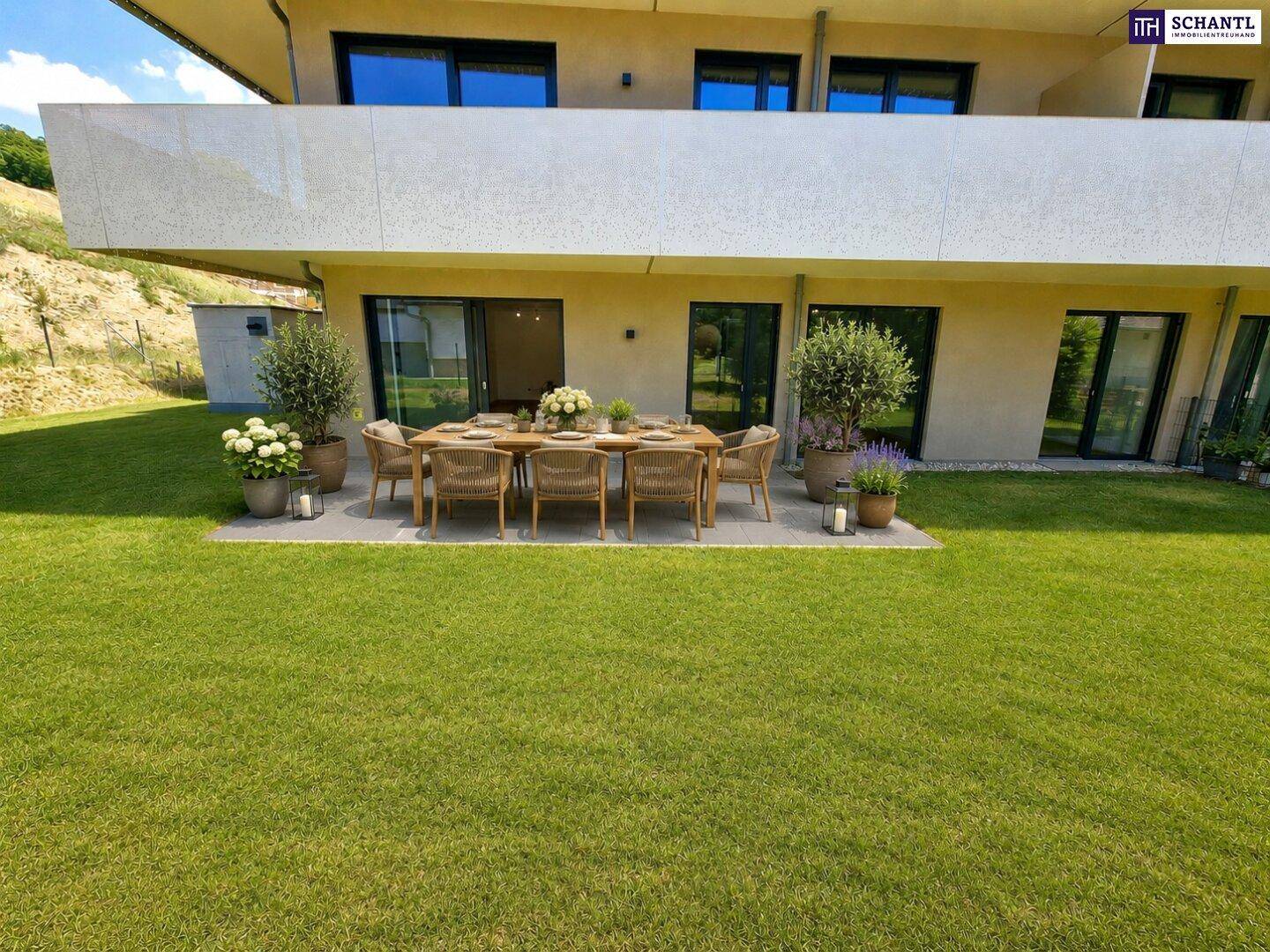 Geräumige Terrasse mit großem Esstisch und Stühlen, ideal für Mahlzeiten im Freien.