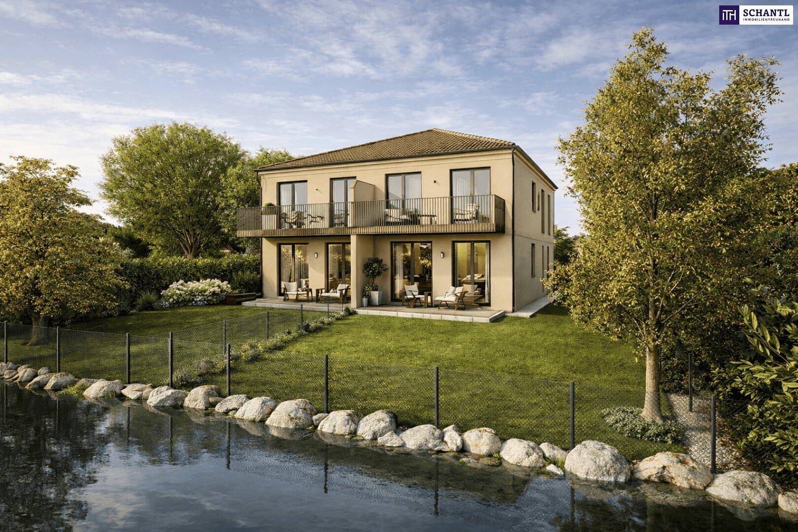 Moderne Doppelhaushälfte mit Terrasse und idyllischem Blick auf einen Teich und die umliegende Natur.