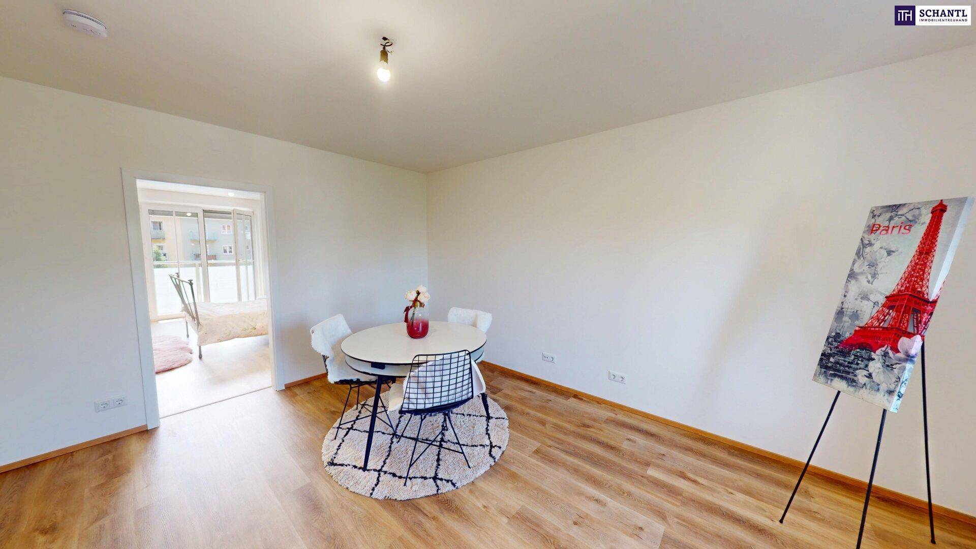 Essbereich mit rundem Tisch, modernen Stühlen und Holzboden.