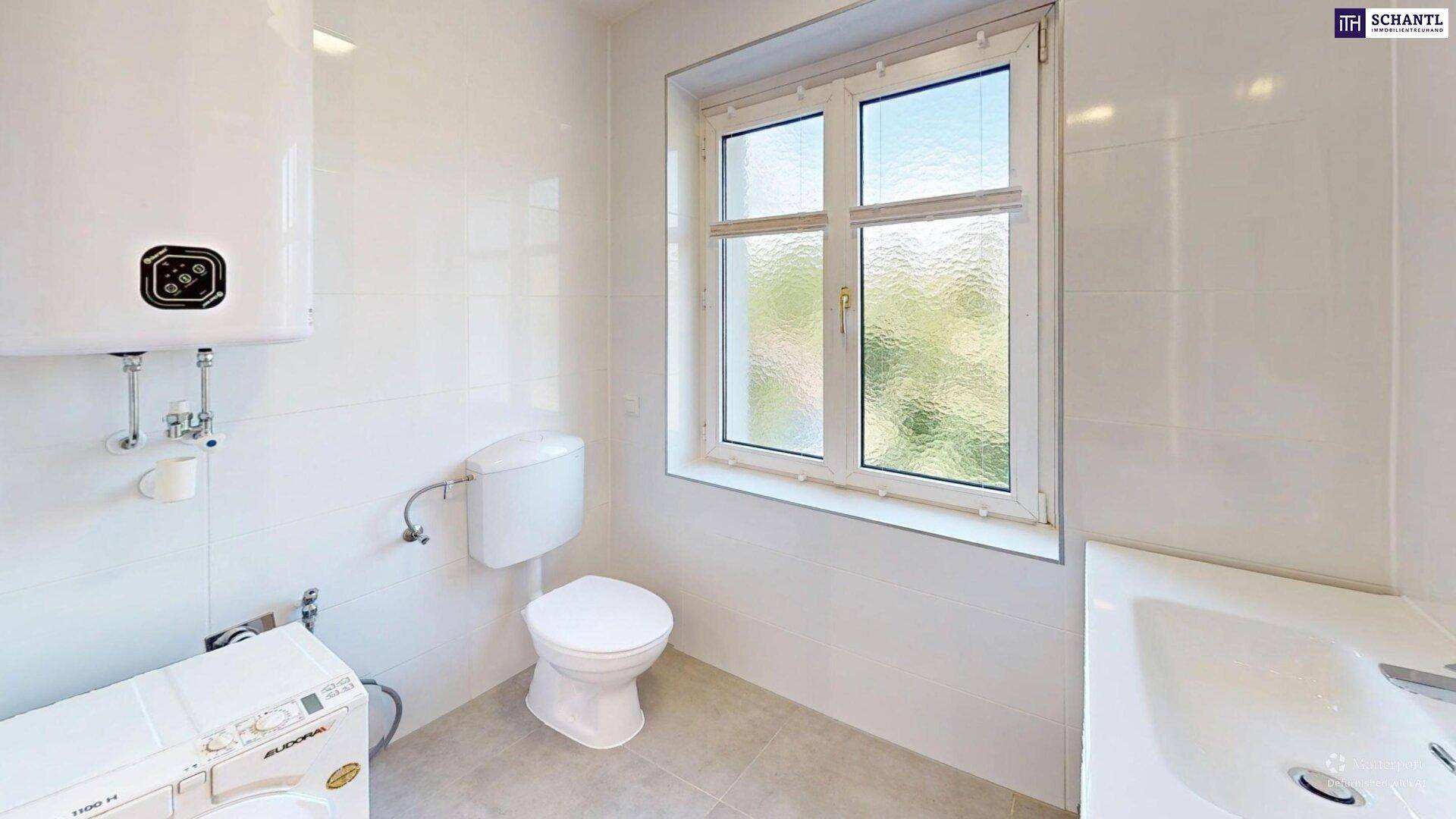 Funktionales Badezimmer mit WC, Waschmaschine, Warmwasserboiler und Fenster.