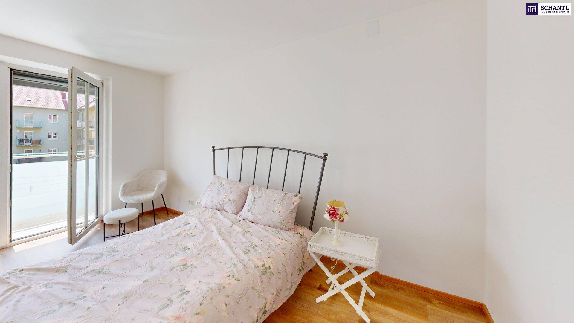 Gemütliches Schlafzimmer mit Holzboden und direktem Zugang zu einem Balkon.