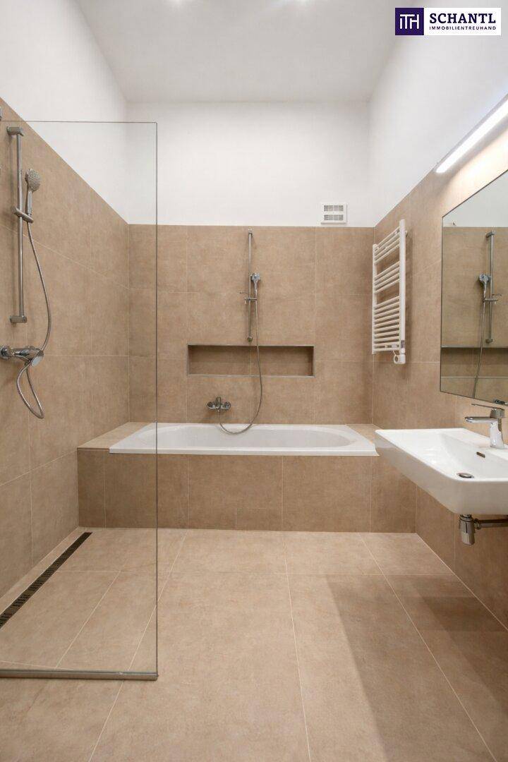 Modernes Badezimmer mit Badewanne, Dusche, Einzelwaschbecken und beheiztem Handtuchhalter.