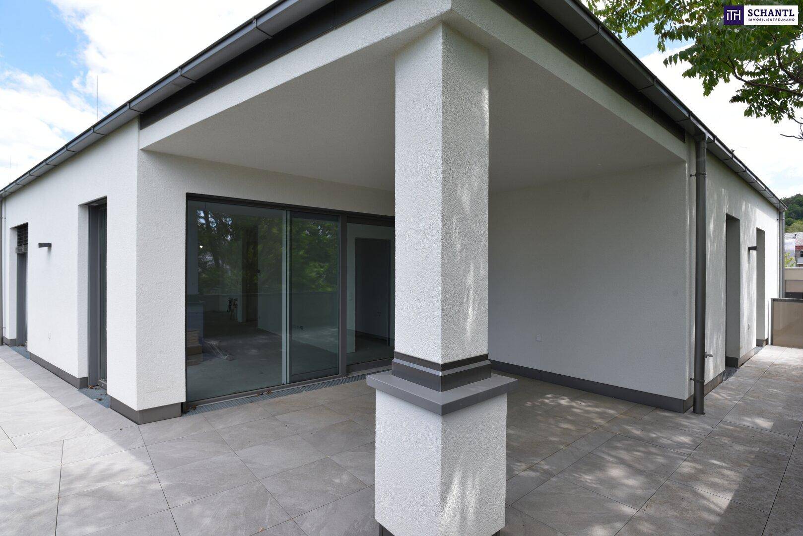 Überdachte Terrasse mit Fliesenboden und modernem Design, ideal für Entspannung im Freien.