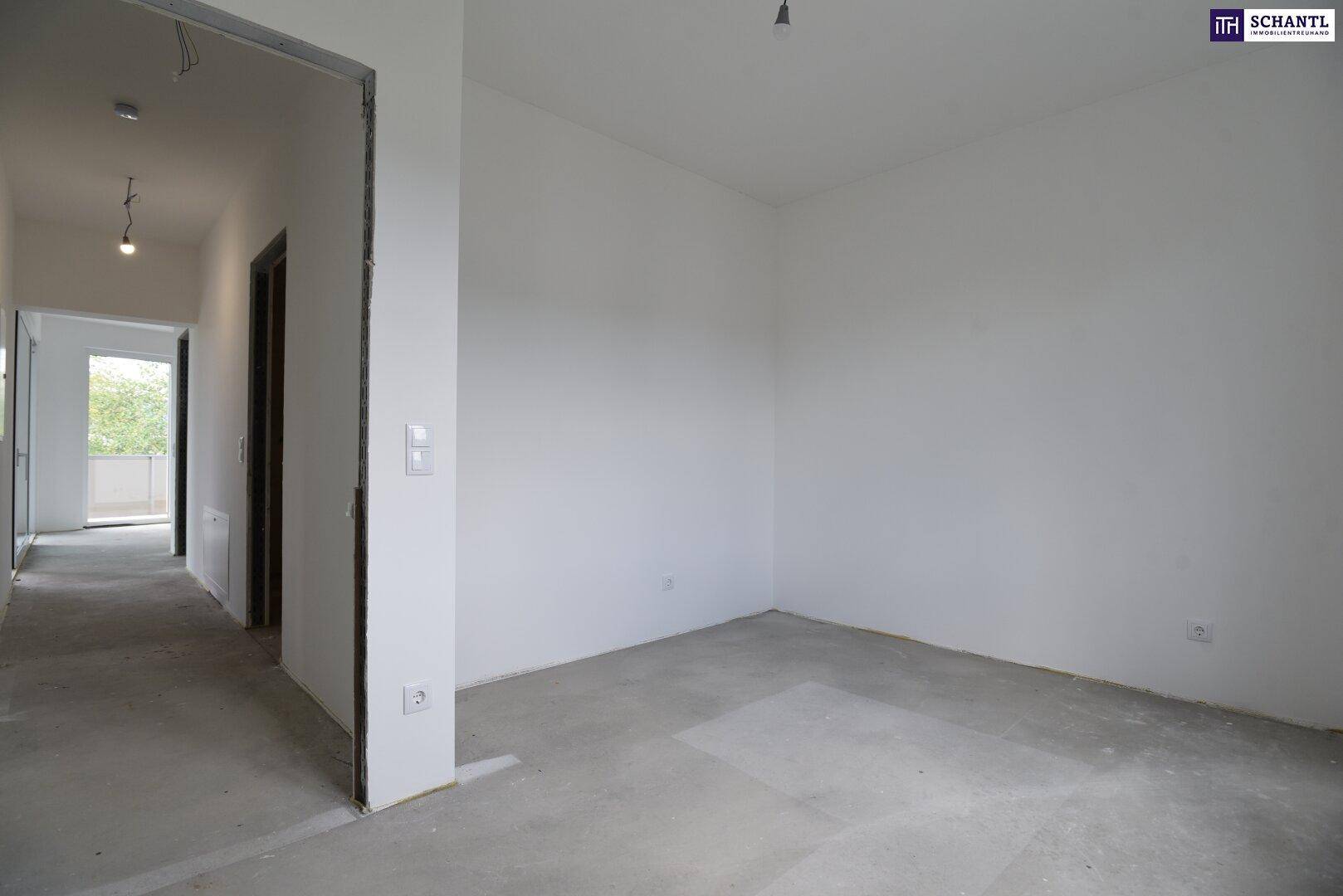 Leerer Raum mit weißen Wänden und Betonboden, bereit für die individuelle Gestaltung.