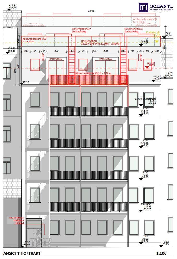 Ansicht des Hoftrakts mit Balkonen und Fenstern, inklusive Dachaufbau.