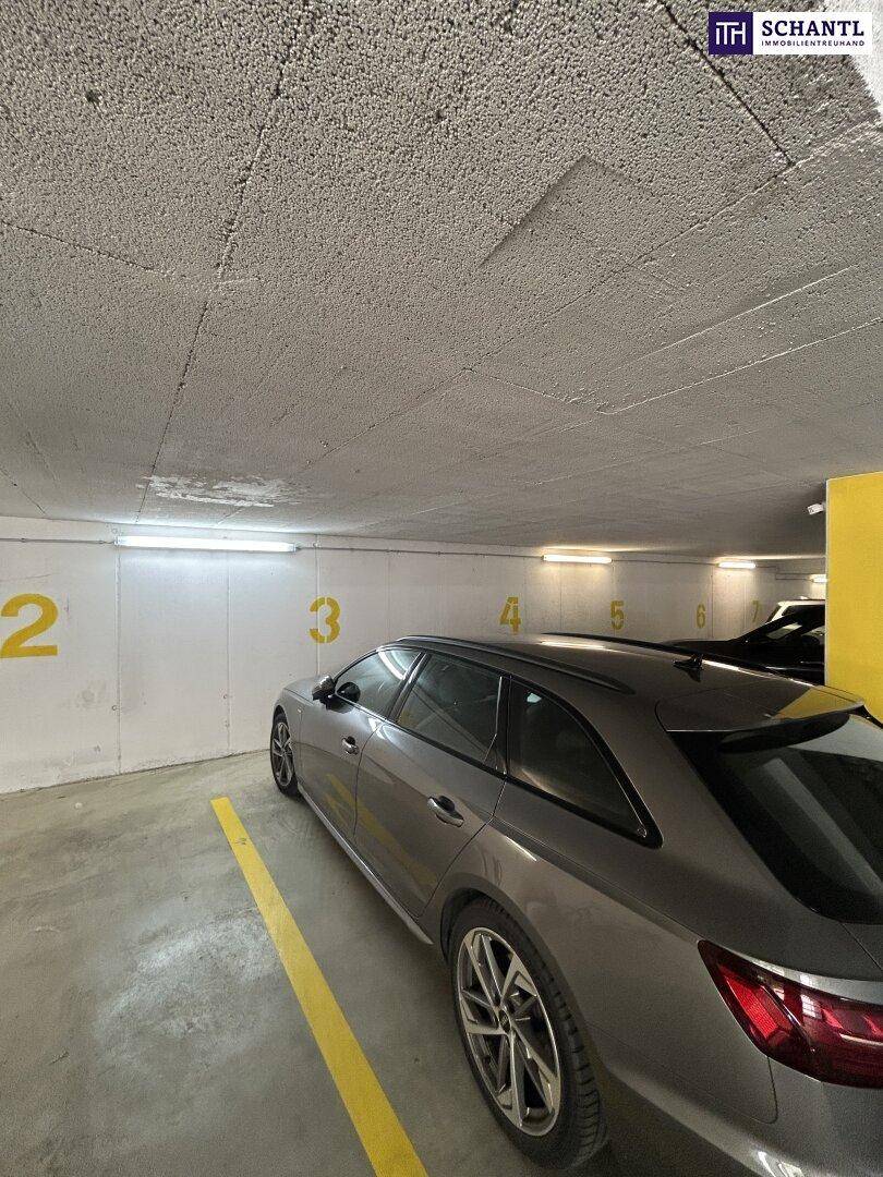 Parkplatz in einer Tiefgarage mit nummerierten Stellplätzen und einem geparkten Auto.