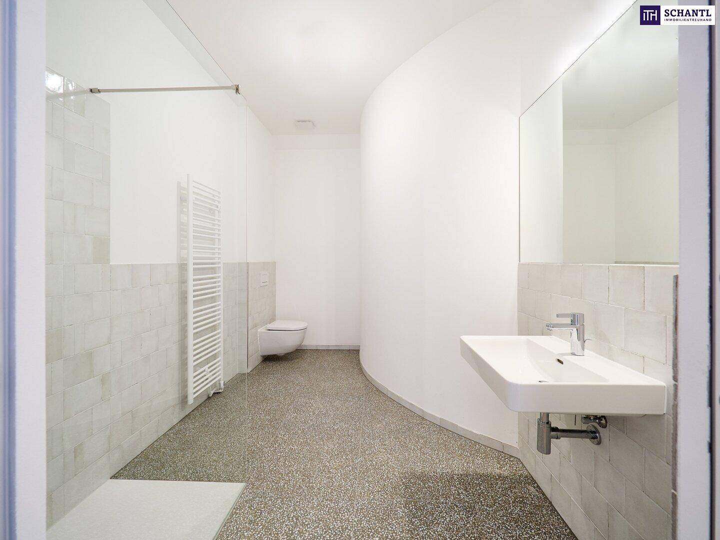 Modernes Badezimmer mit Wand-WC, Waschbecken und begehbarer Dusche in minimalistischem Design.