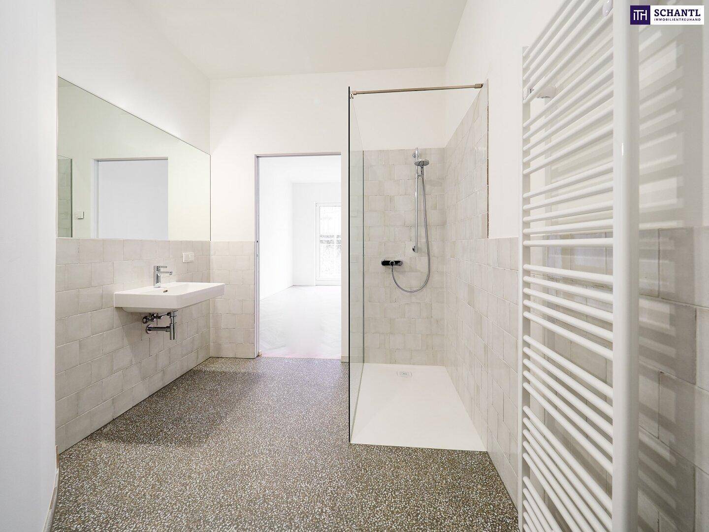 Modernes Badezimmer mit begehbarer Dusche, Wandwaschbecken und hellen Fliesen.