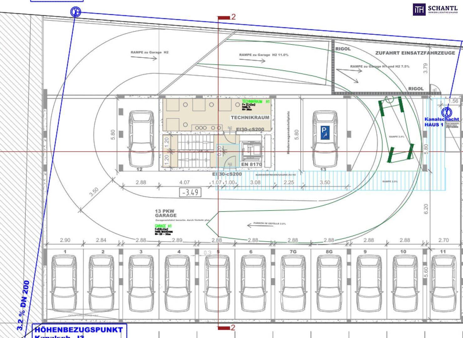 Detaillierter Grundriss der Tiefgarage mit 13 Stellplätzen und Zufahrtsrampe.