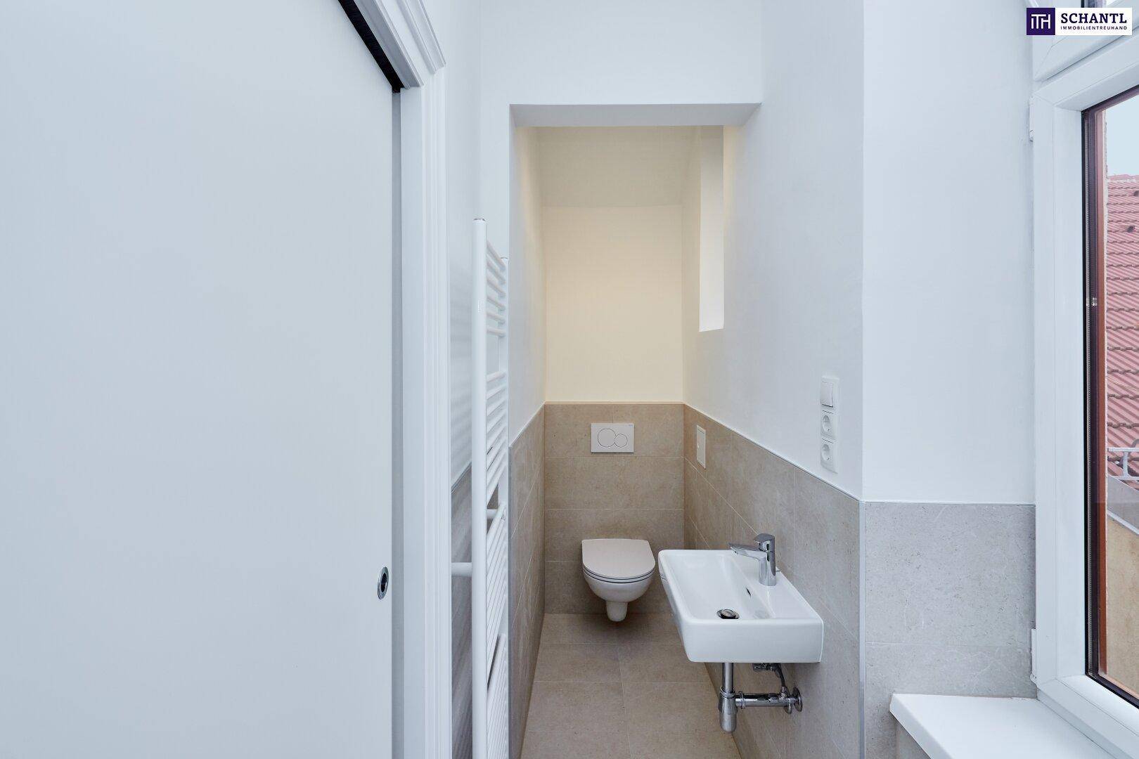 Modernes Gäste-WC mit wandhängender Toilette, kleinem Waschbecken und Fenster für Tageslicht.
