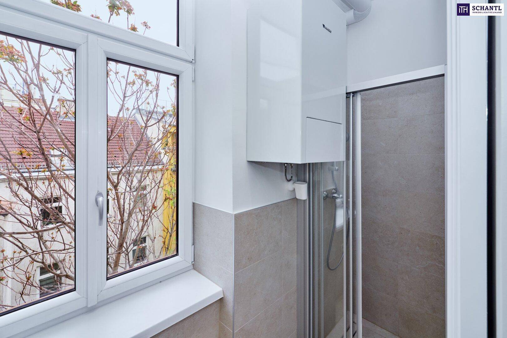 Kleines Badezimmer mit Duschkabine, Fenster und Wandheizung, hell gefliest.