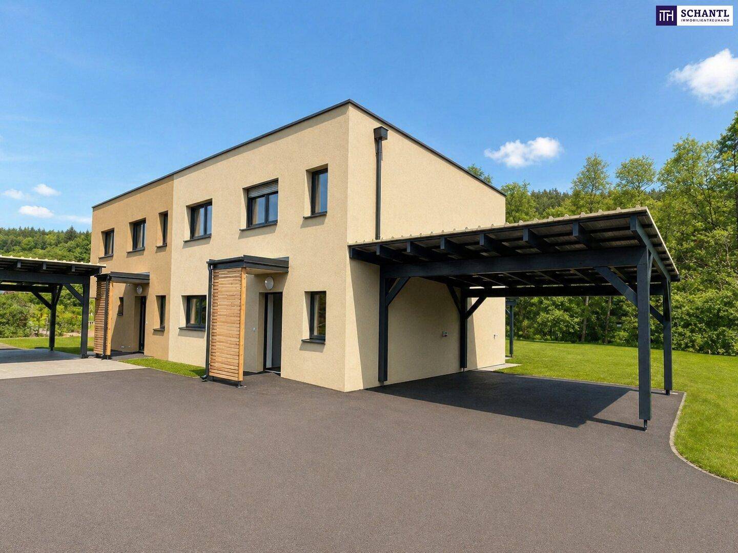 Moderne Reihenhäuser mit beiger Fassade, Carport und gepflegten Grünflächen vor einem Wald.