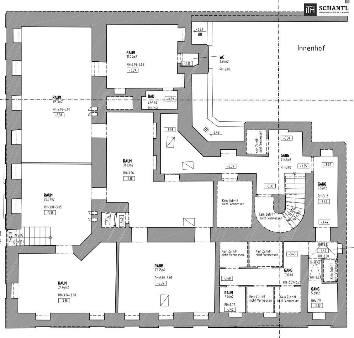 Grundrissplan einer Etage mit mehreren Räumen und einem Treppenhaus zum Innenhof.