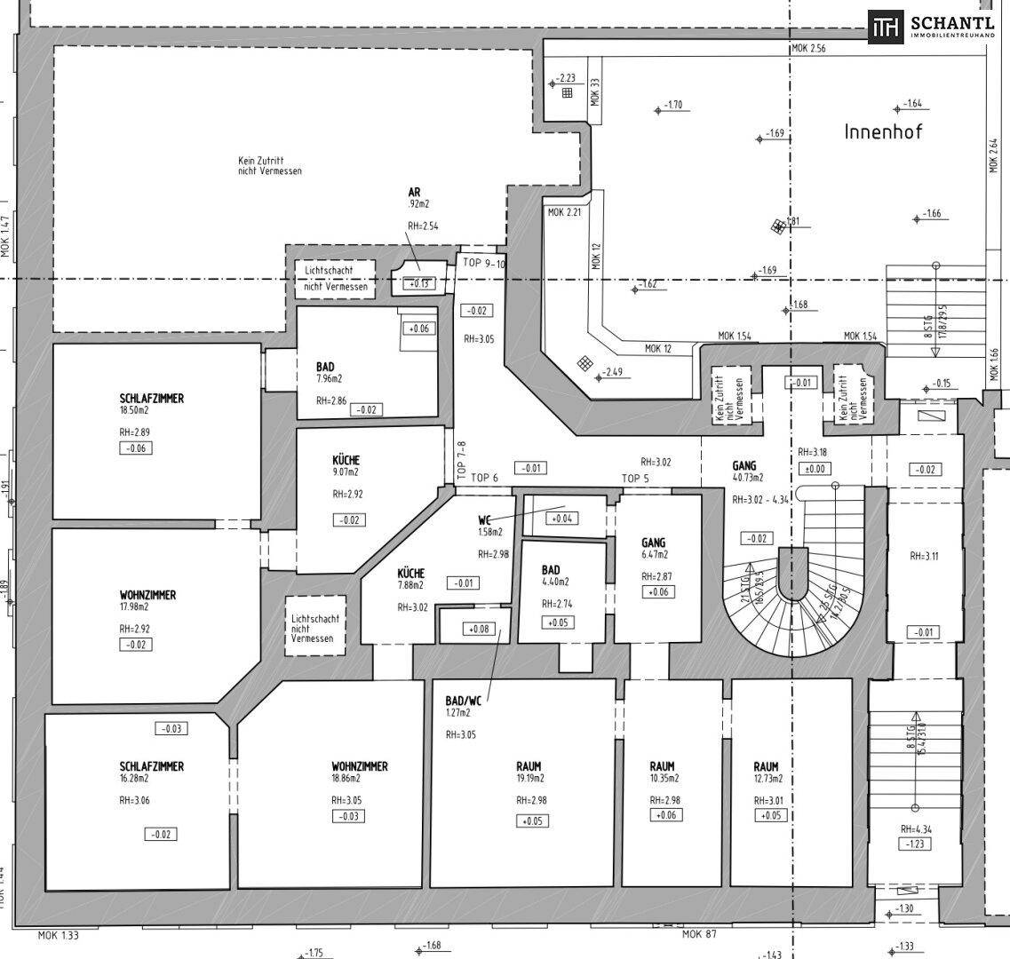 Grundrissplan einer Etage mit verschiedenen Räumen, Bädern und Zugang zum Innenhof.