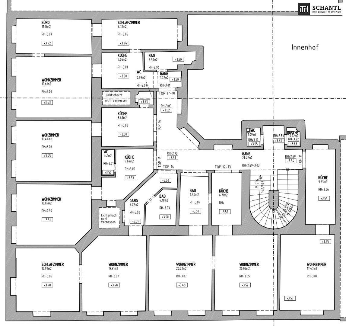 Grundrissplan einer Etage mit Büros, Schlafzimmern und Wohnbereichen um einen Innenhof.