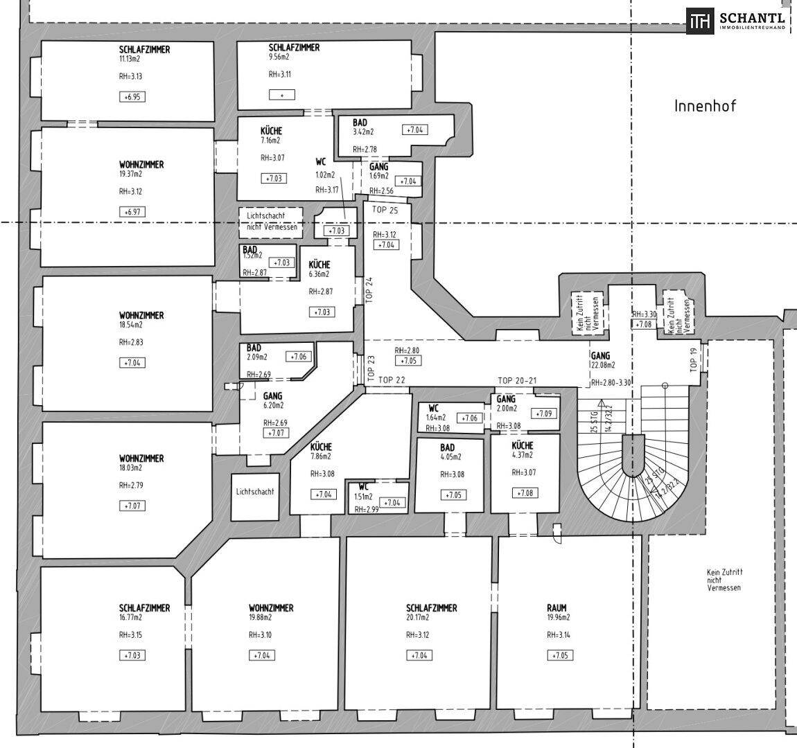 Grundrissplan einer Etage mit mehreren Wohnungen, Bädern und Küchenbereichen.