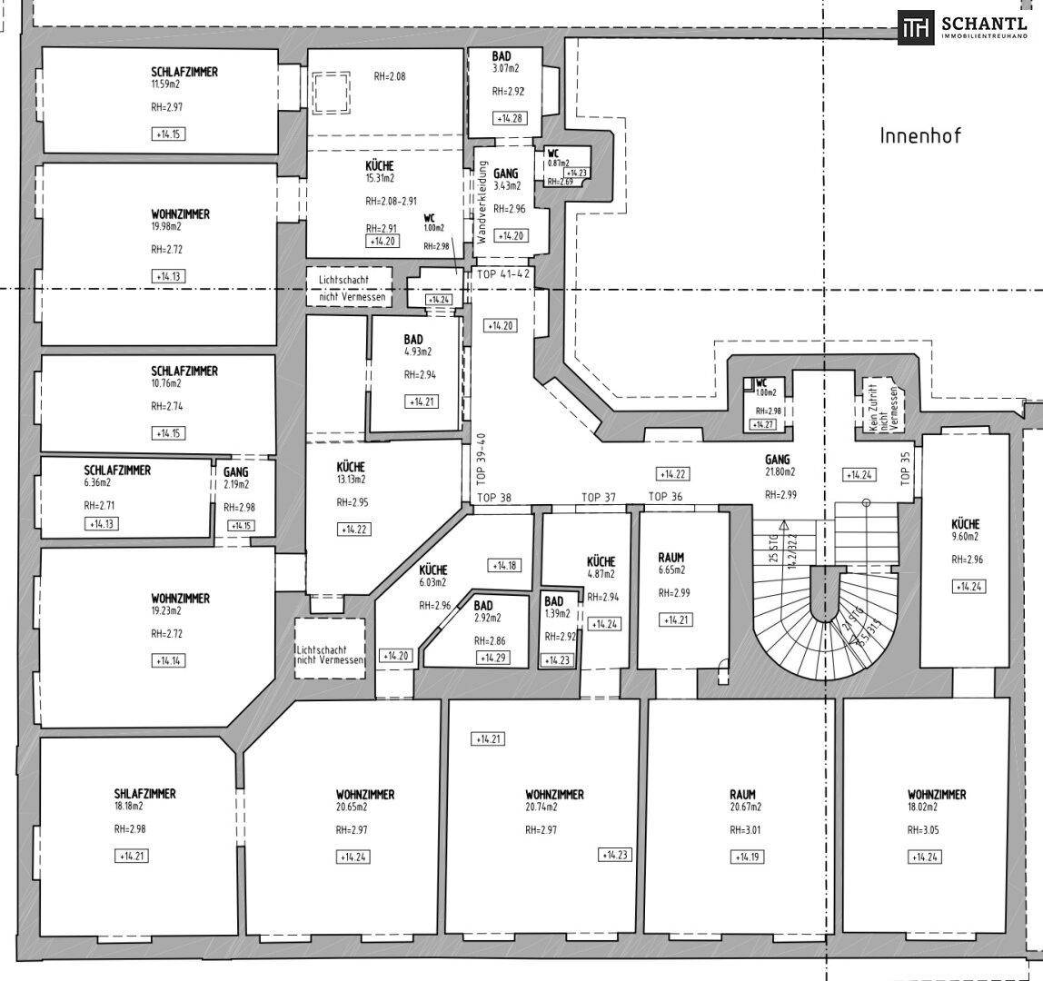 Grundrissplan einer Etage mit mehreren Wohneinheiten und einem Innenhof.