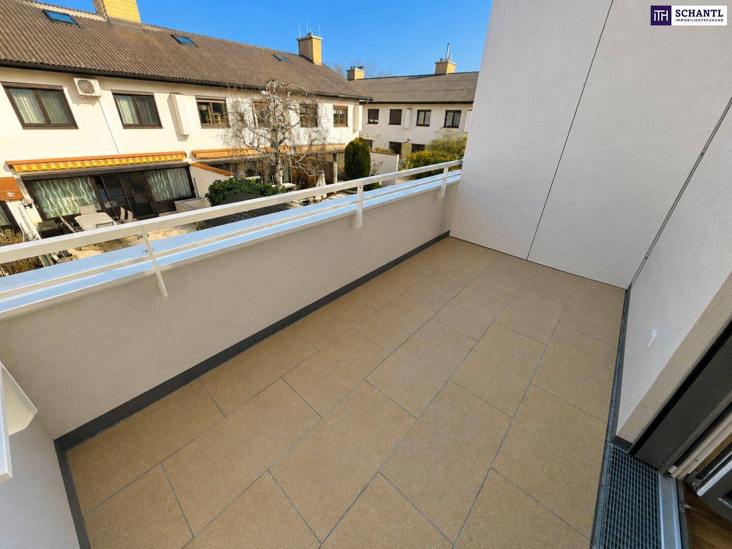Heller Balkon mit beigefarbenen Fliesen und weißem Geländer, ideal für entspannte Stunden im Freien.