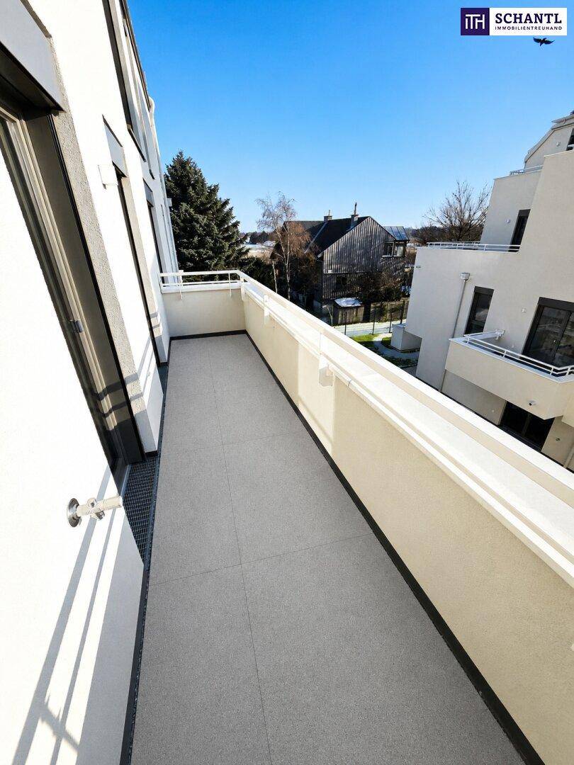 Schmaler Balkon mit Fliesenboden und weißem Geländer, bietet Zugang zu den Innenräumen.
