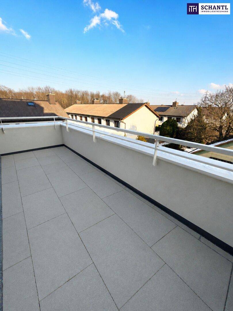 Geräumiger Balkon mit Fliesenboden und weißem Geländer, bietet einen weiten Blick.
