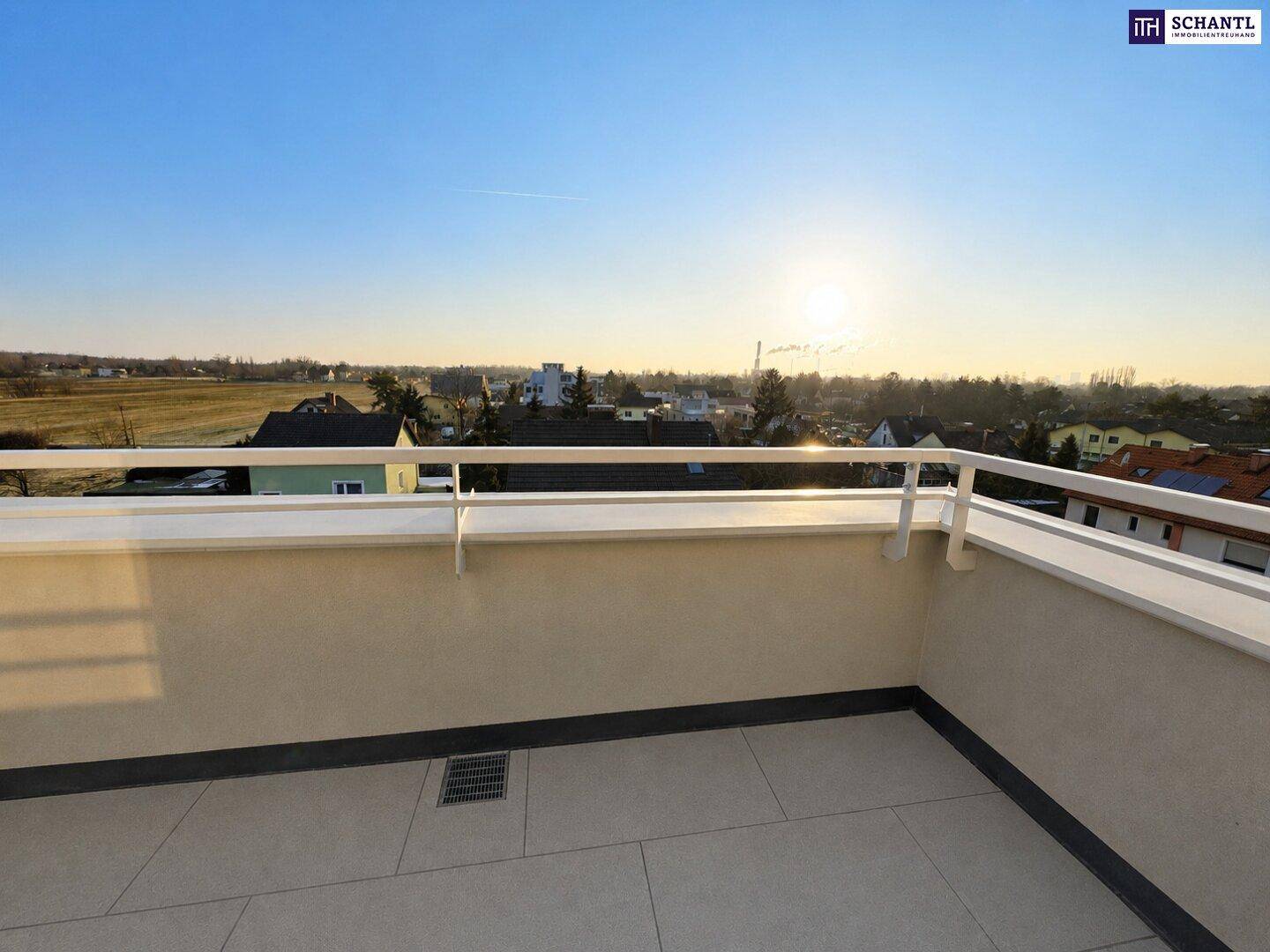Großer Balkon mit Fliesenboden und weitem Blick über die Stadt und die umgebende Landschaft.