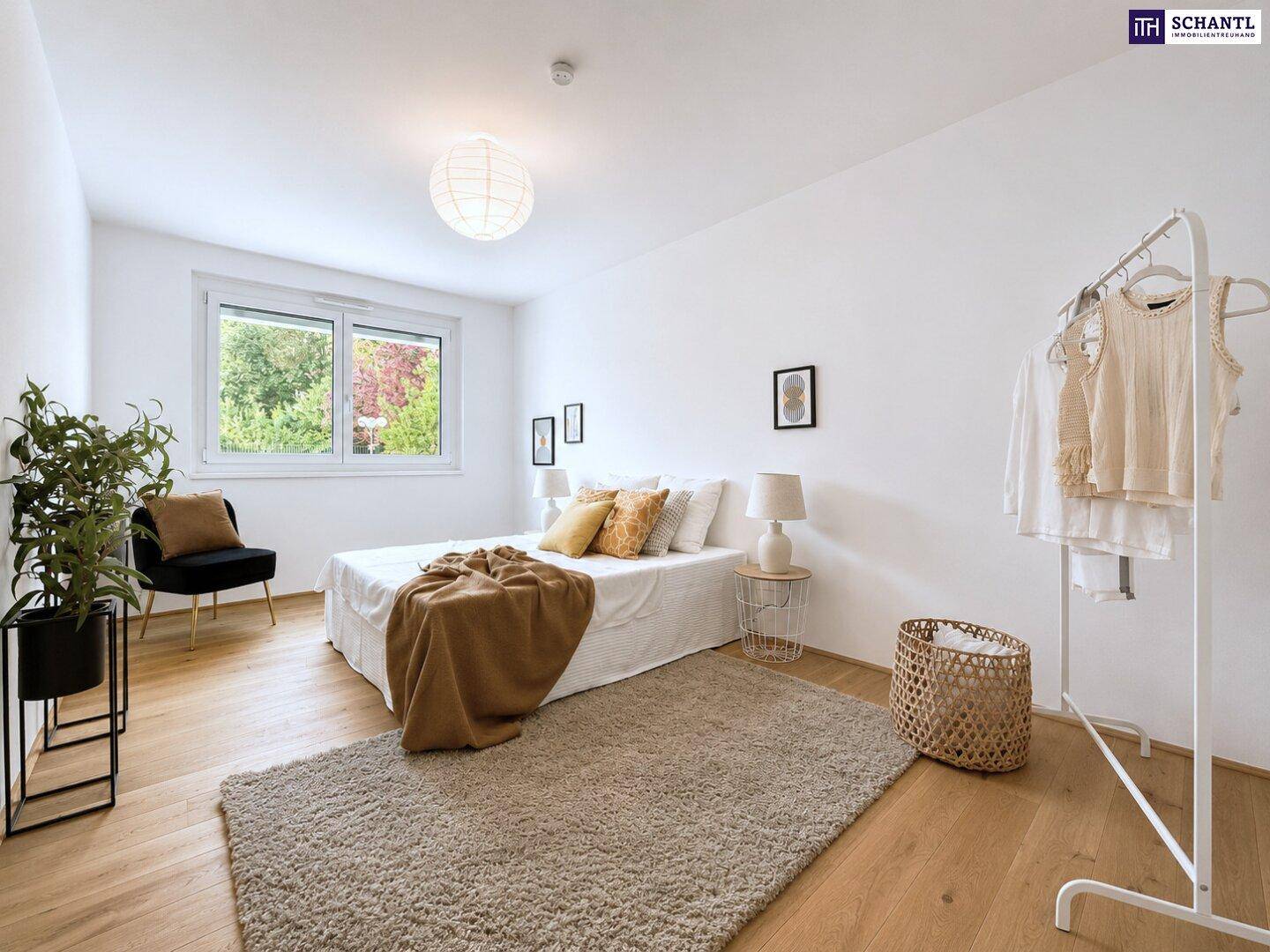 Helles Schlafzimmer mit Holzboden, großem Fenster und minimalistischer Einrichtung.