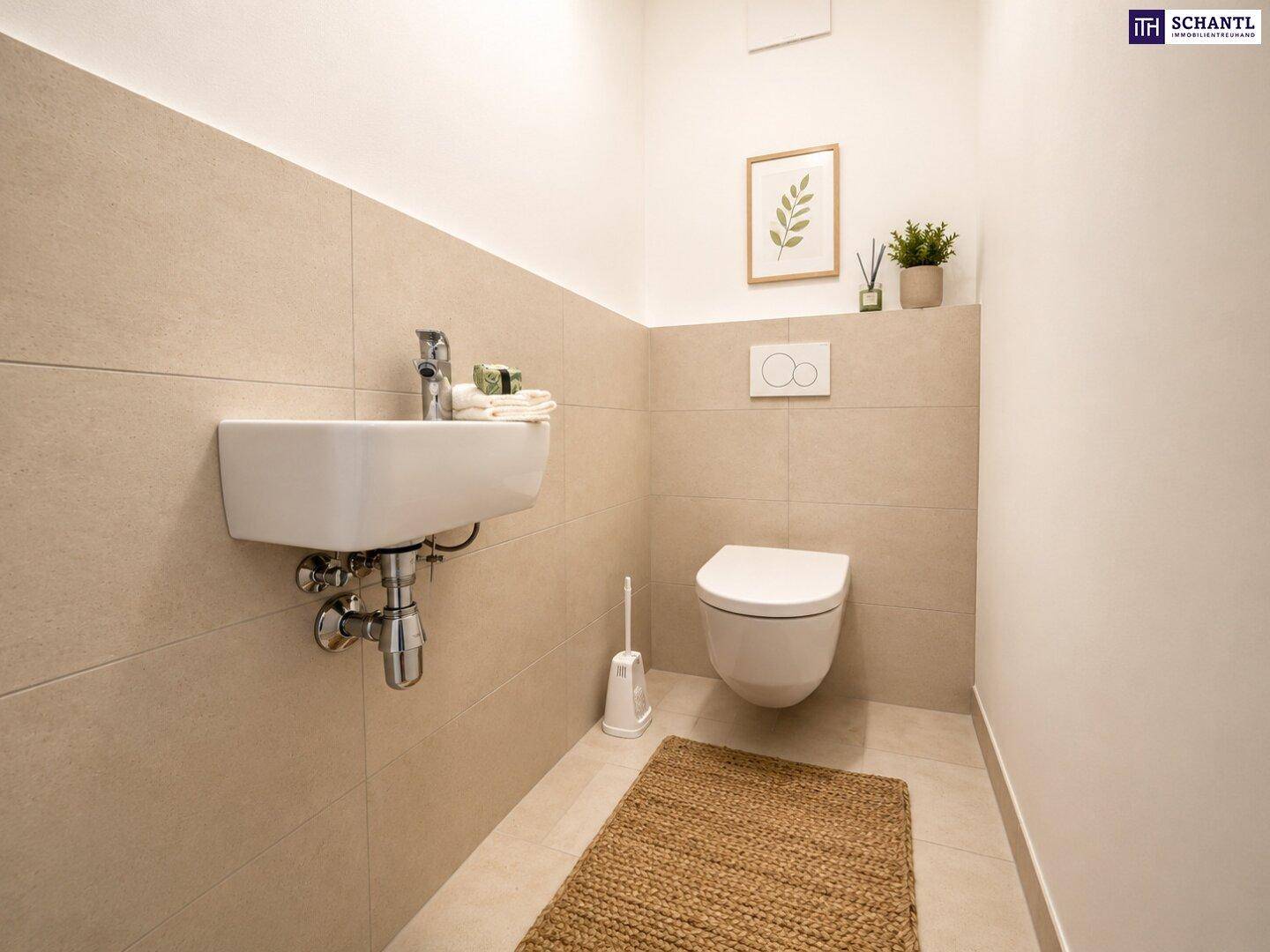 Modernes Gäste-WC mit Wand-WC, kleinem Waschbecken und beigen Fliesen.