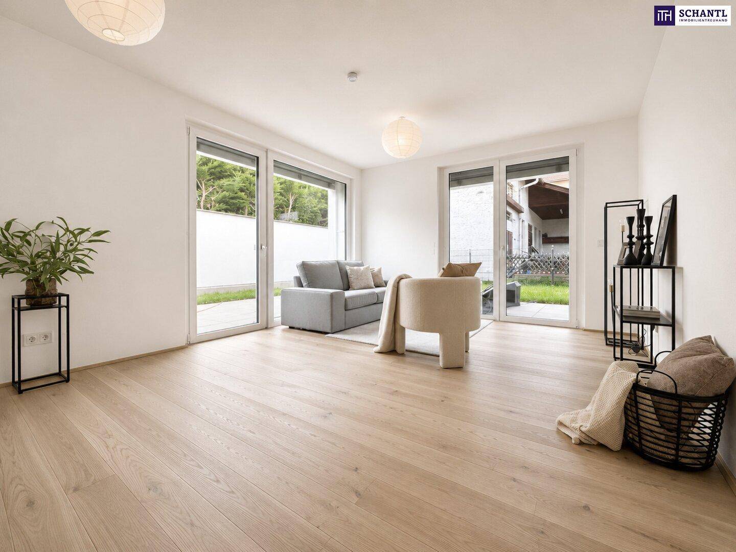 Heller Wohnbereich mit bequemer Couch, Holzboden und großen Fenstern zum Garten.