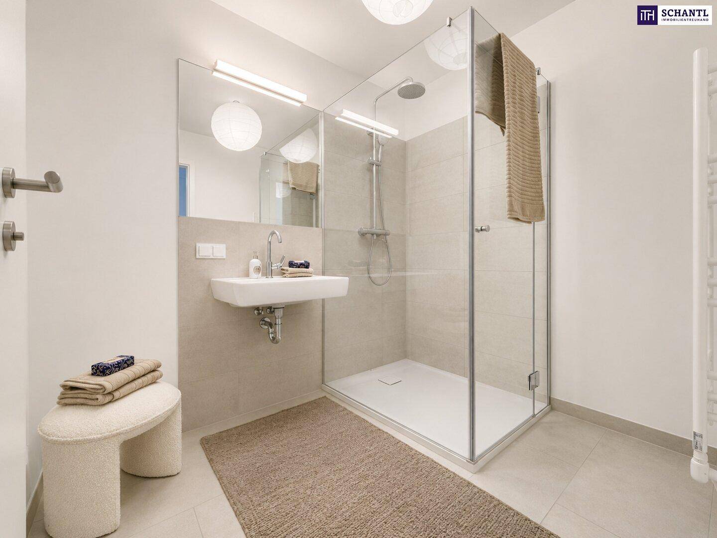 Modernes Badezimmer mit begehbarer Dusche, Waschbecken und hellen Fliesen.