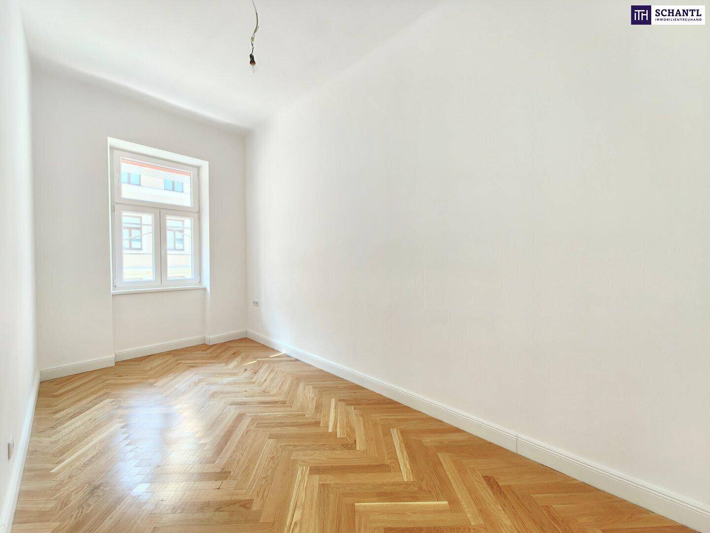 Helles Zimmer mit neuem Fischgrätparkett und hohen Decken, bereit zum Einzug.