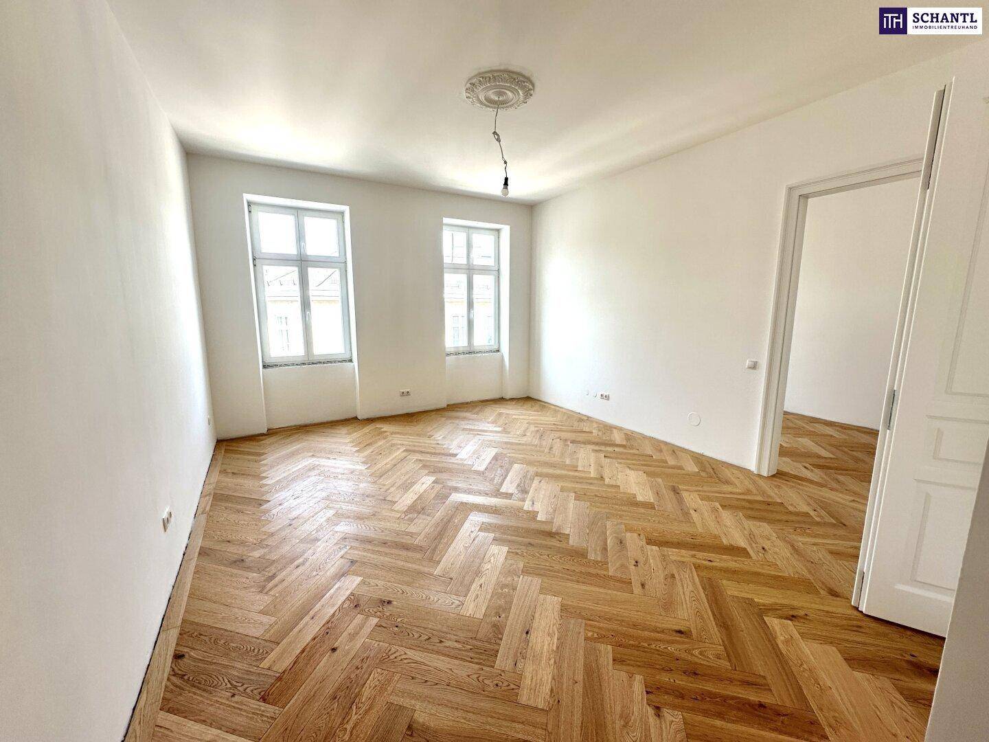 Geräumiges Zimmer mit neu verlegtem Fischgrätparkett und Stuckdecke, sehr hell und einladend.