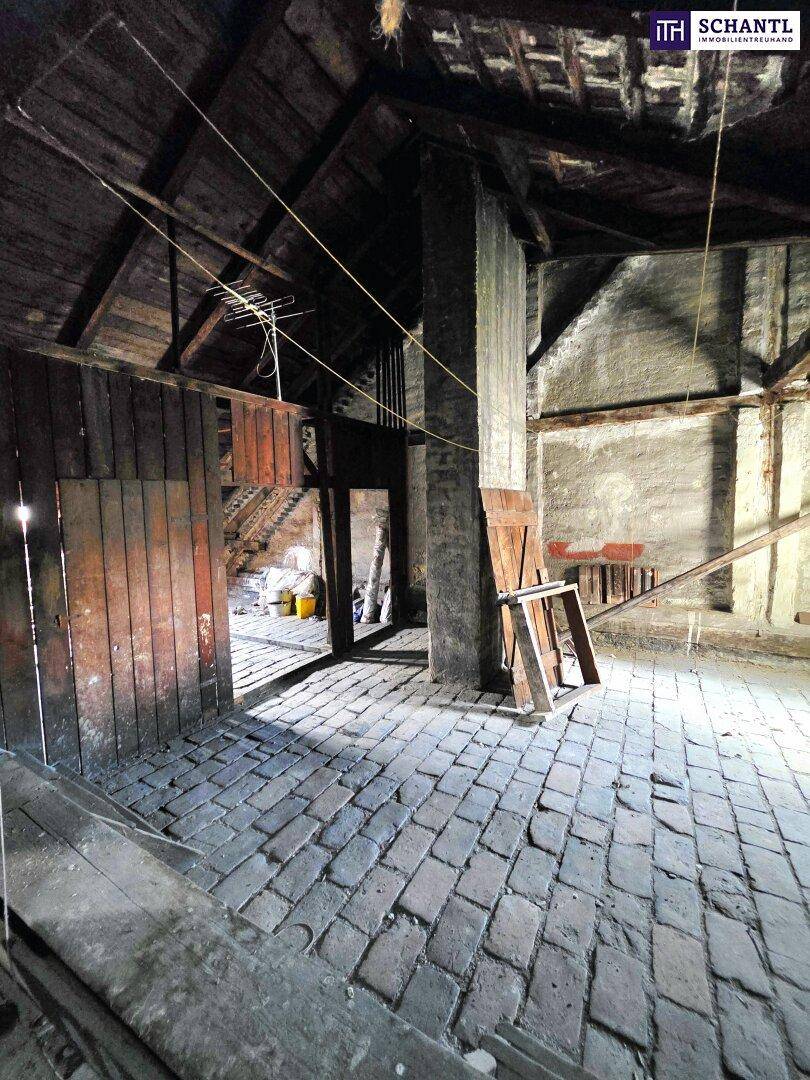 Großer Dachboden mit freiliegenden Holzbalken, Ziegelboden und viel Raum für zukünftige Nutzung.
