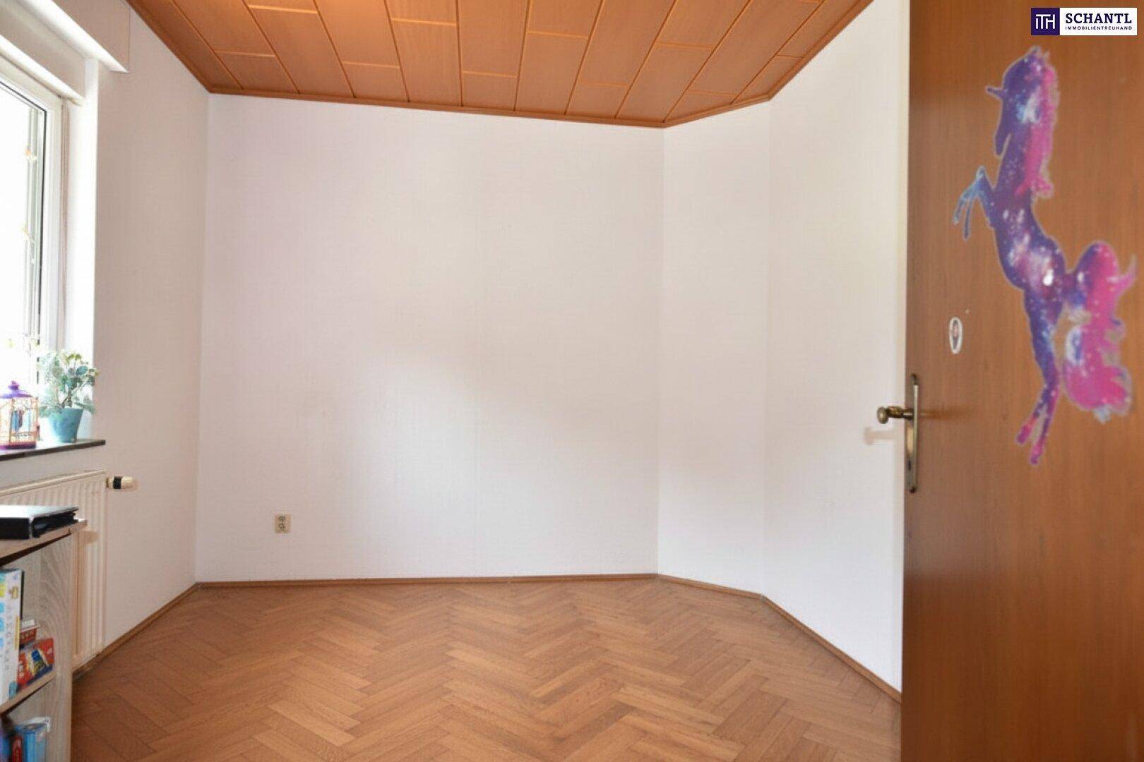 Helles Zimmer mit Fischgrätparkett und Holzdecke, bereit zur individuellen Gestaltung.